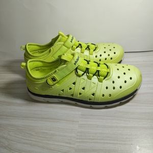 Phibian Made to play youth green girls shoes size 5